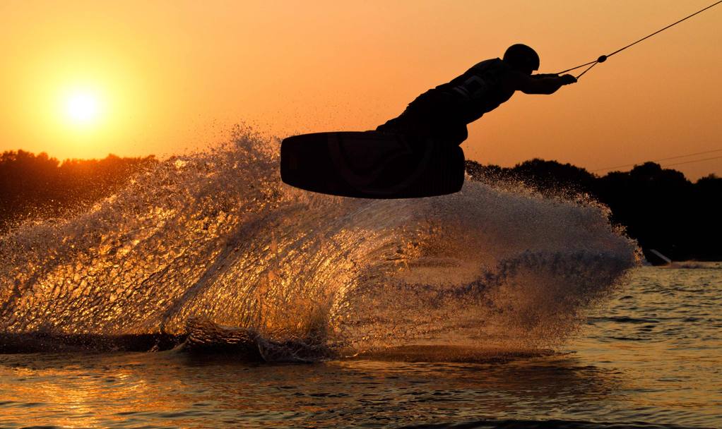 Wakeboarder in azione ad Hannover, Germania (Afp).